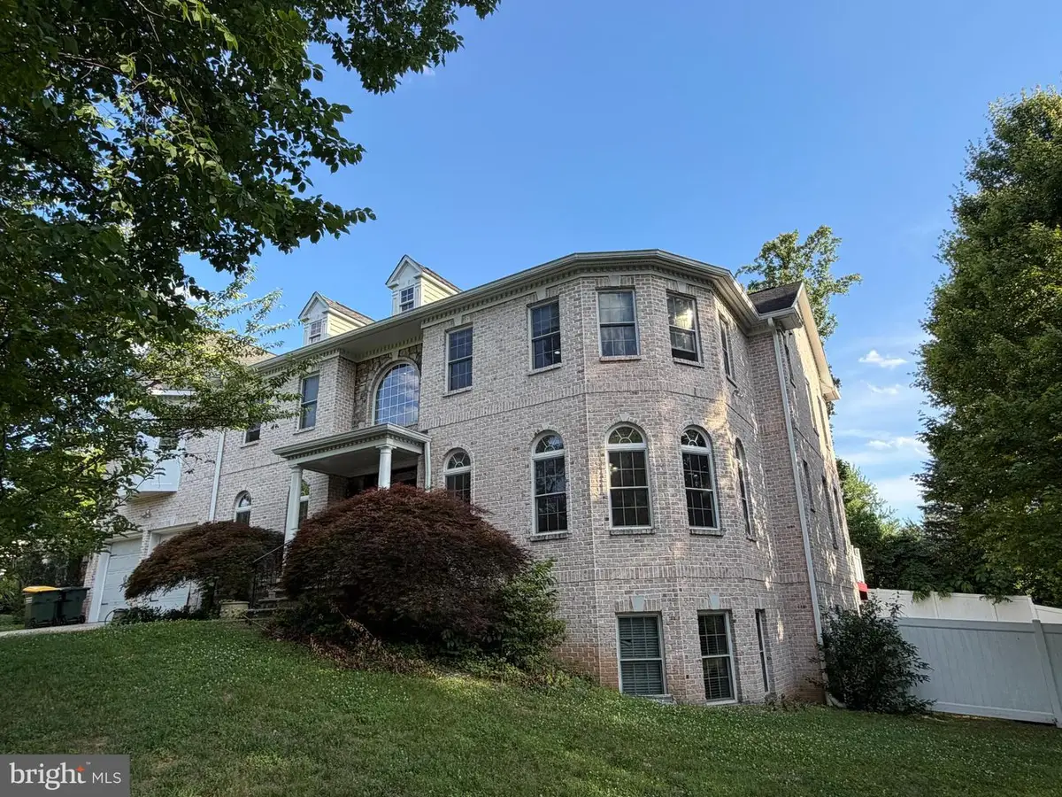6529 Fairlawn Dr, McLean, VA 22101 - #1