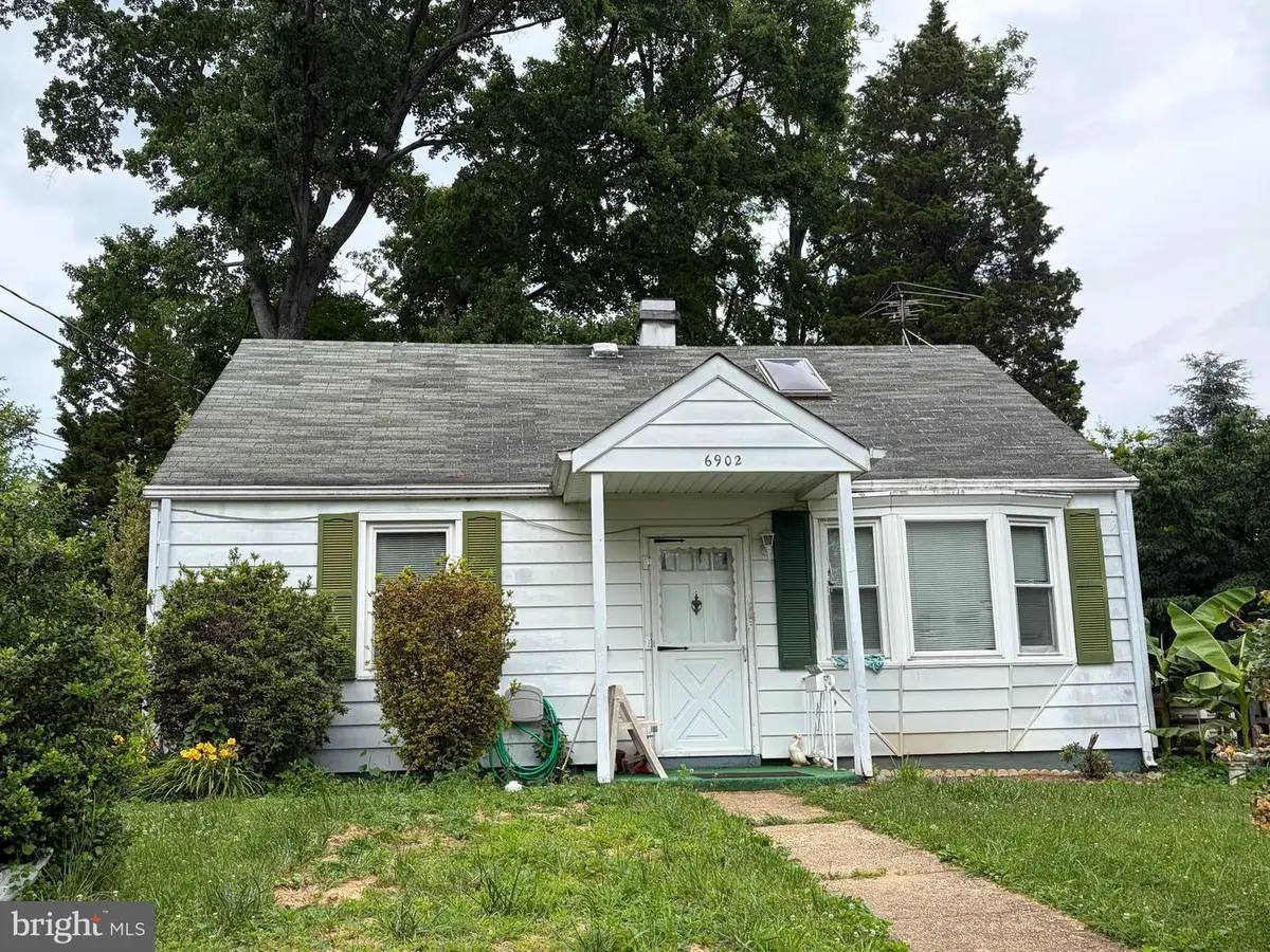 6902 Kenfig Dr, Falls Church, VA 22042 - #1