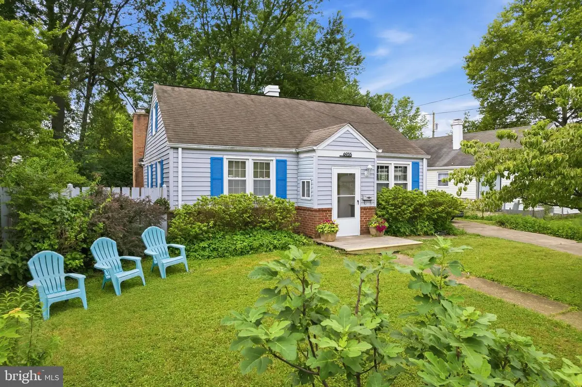 6935 Kenfig Dr, Falls Church, VA 22042 - #1