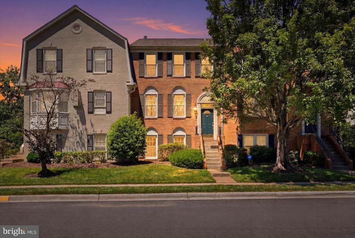 2004 Gallows Tree Ln, Vienna, VA 22182 - #1