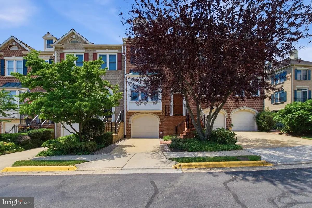 6323 Barcroft Mews Dr, Falls Church, VA 22041 - #1