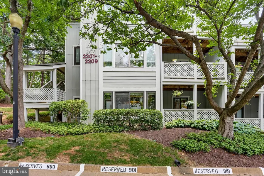 2205 Hunters Run Dr, Reston, VA 20191 - #2