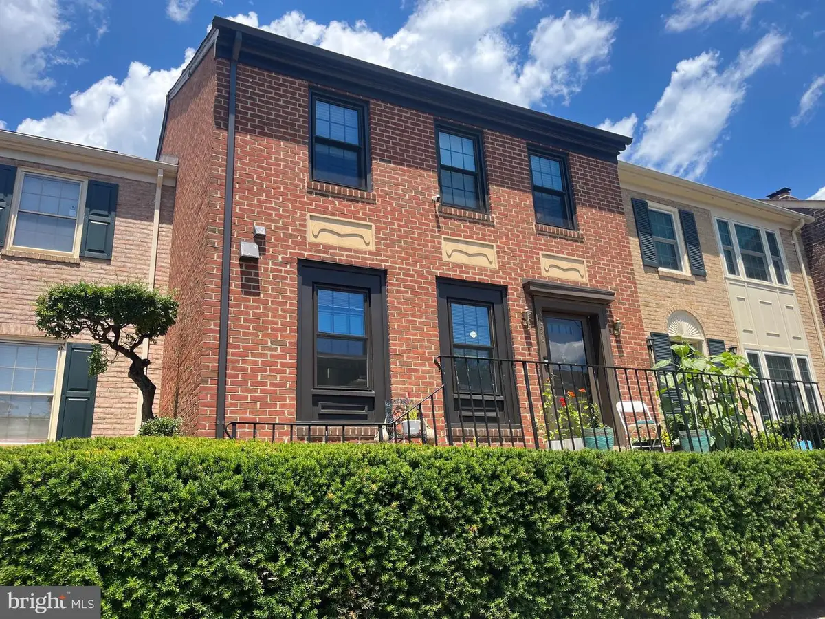 3050 Federal Hill Dr, Falls Church, VA 22044 - #1