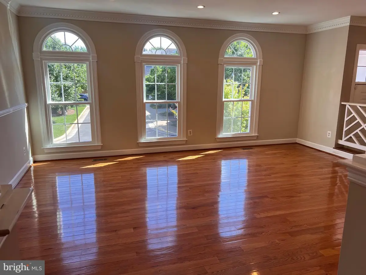 8112 Madrillon Ct, Vienna, VA 22182 - #1