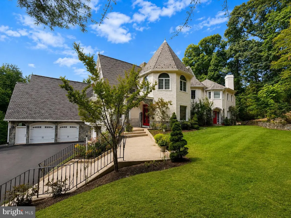 10900 Woodleaf Ln, Great Falls, VA 22066 - #1