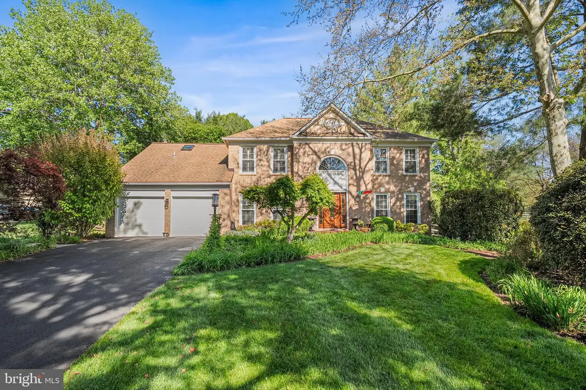 9817 Days Farm Dr, Vienna, VA 22182 - #1