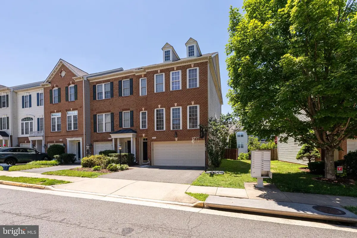 12753 Heron Ridge Dr, Fairfax, VA 22030 - #1