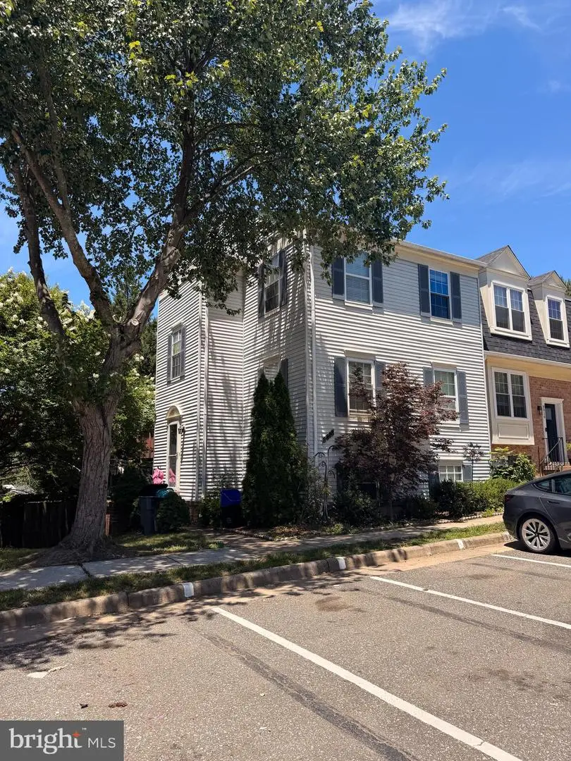 8818 Ridge Hollow Ct, Springfield, VA 22152 - #1