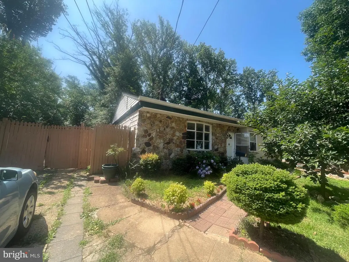 7225 Pine Dr, Annandale, VA 22003 - #1