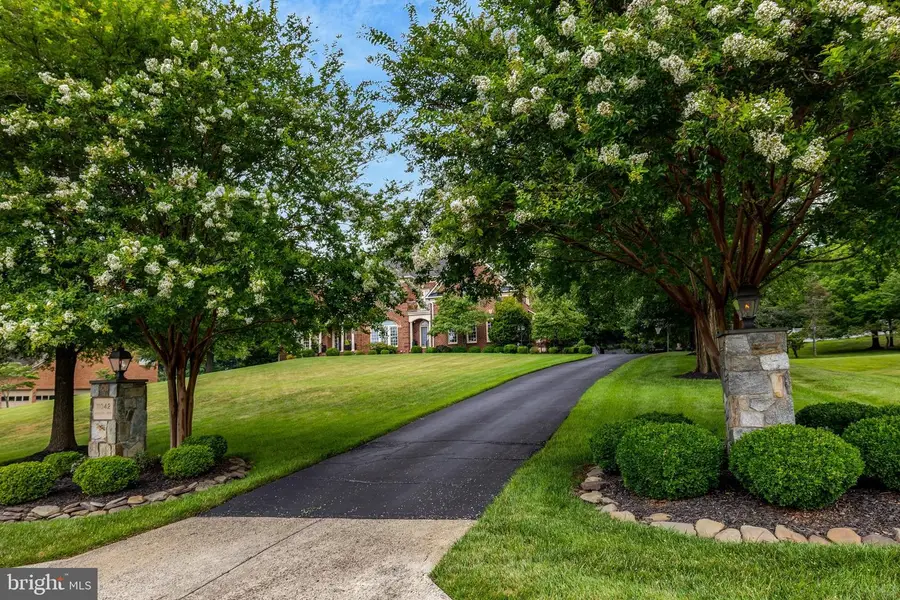 11042 Heathland Dr, Oakton, VA 22124 - #2