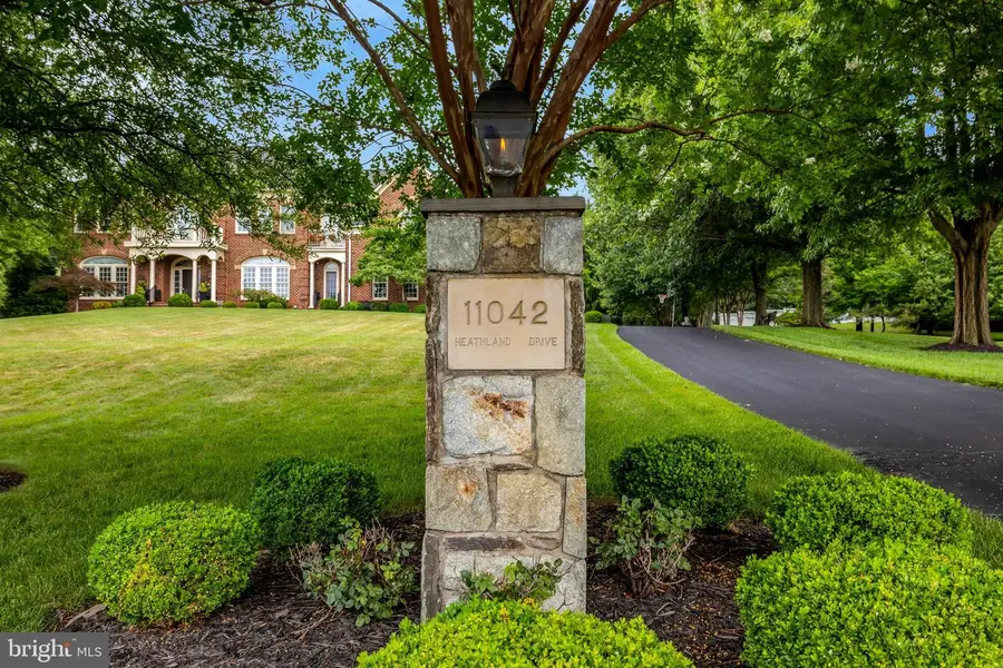 11042 Heathland Dr, Oakton, VA 22124 - #3