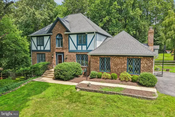 2903 Taj Dr, OAKTON, VA 22124