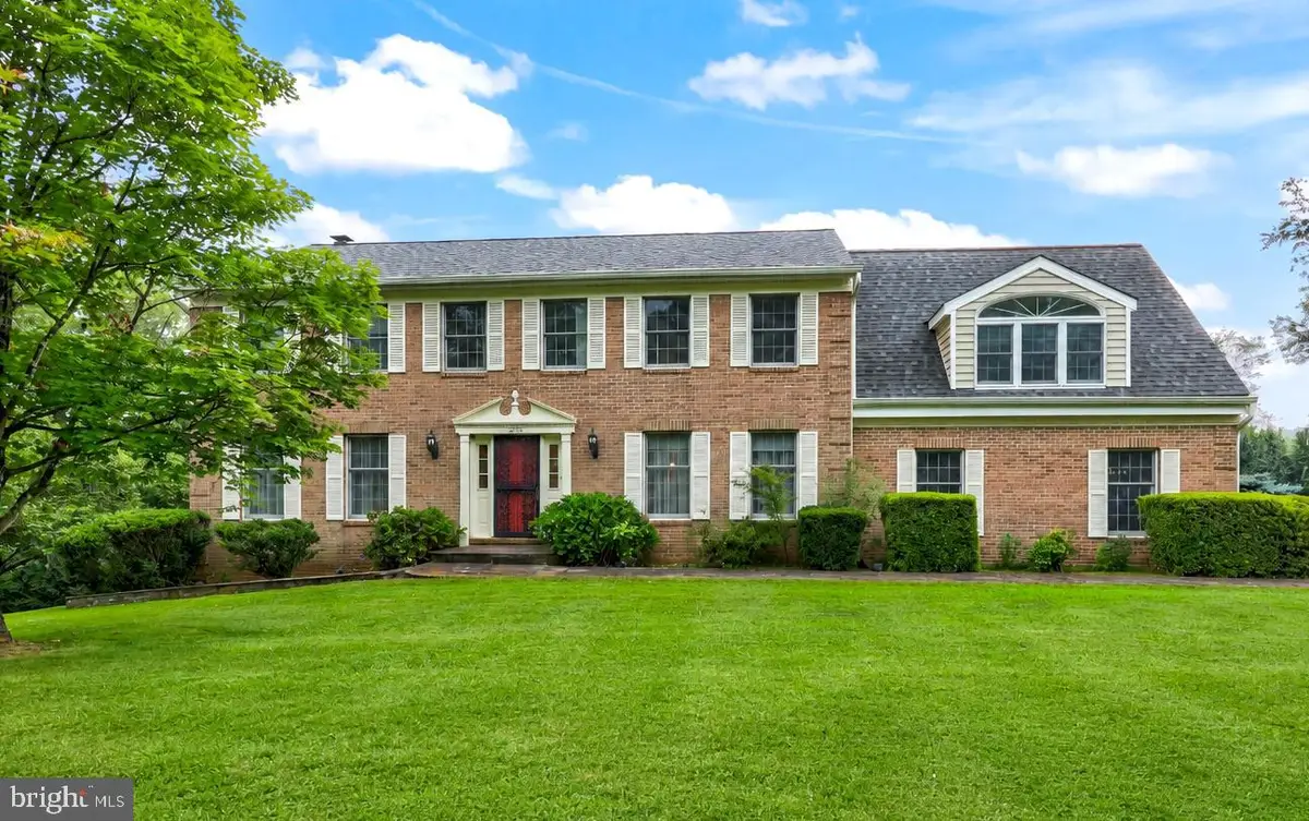 10915 Belgravia Ct, Great Falls, VA 22066 - #1