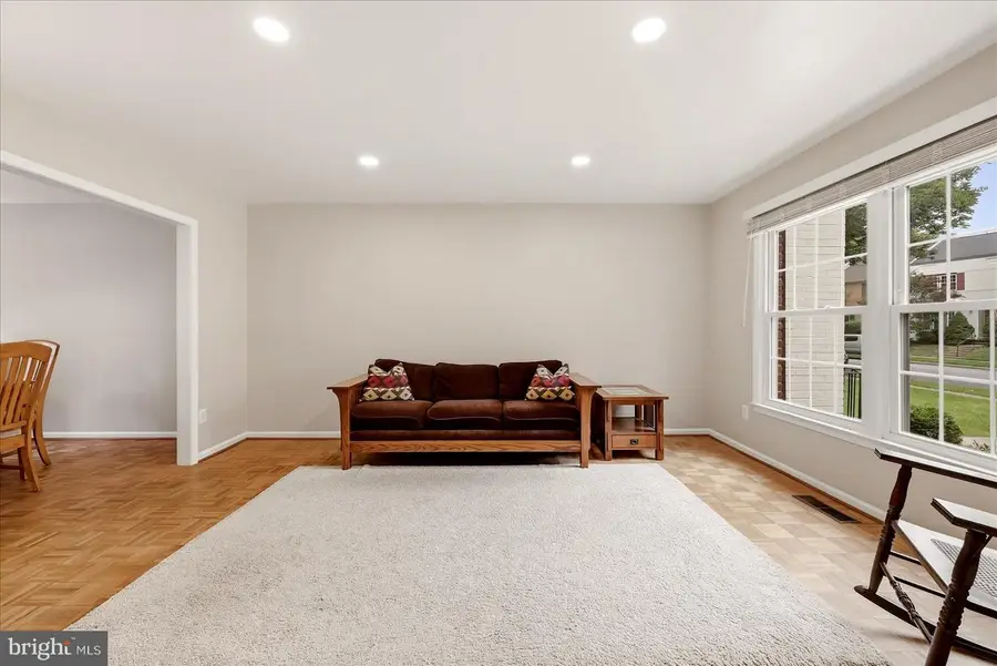 6003 Queenston St, Springfield, VA 22152 - #3