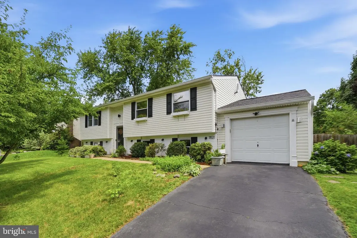 7021 Bedrock Rd, Alexandria, VA 22306 - #1