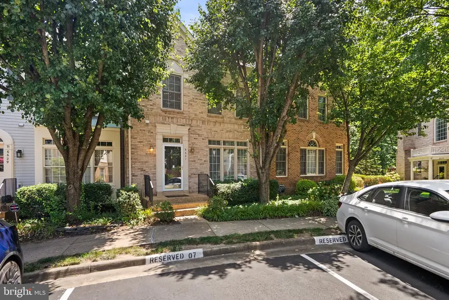 6631 Thurlton Dr, Alexandria, VA 22315 - #2