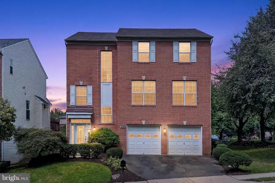 8928 Garden Gate Dr, Fairfax, VA 22031 - #2
