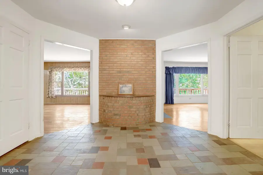 923 Harriman St, Great Falls, VA 22066 - #2