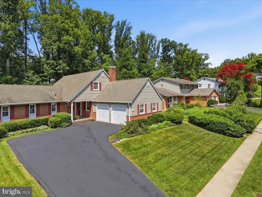 6012 Nassau Dr, Springfield, VA 22152 - #3