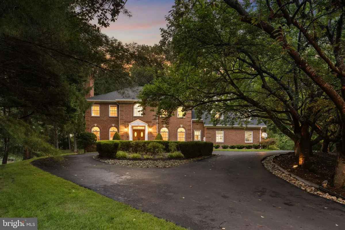 1172 Robindale Dr, Great Falls, VA 22066 - #1
