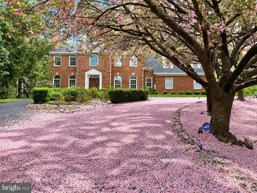1172 Robindale Dr, Great Falls, VA 22066 - #3