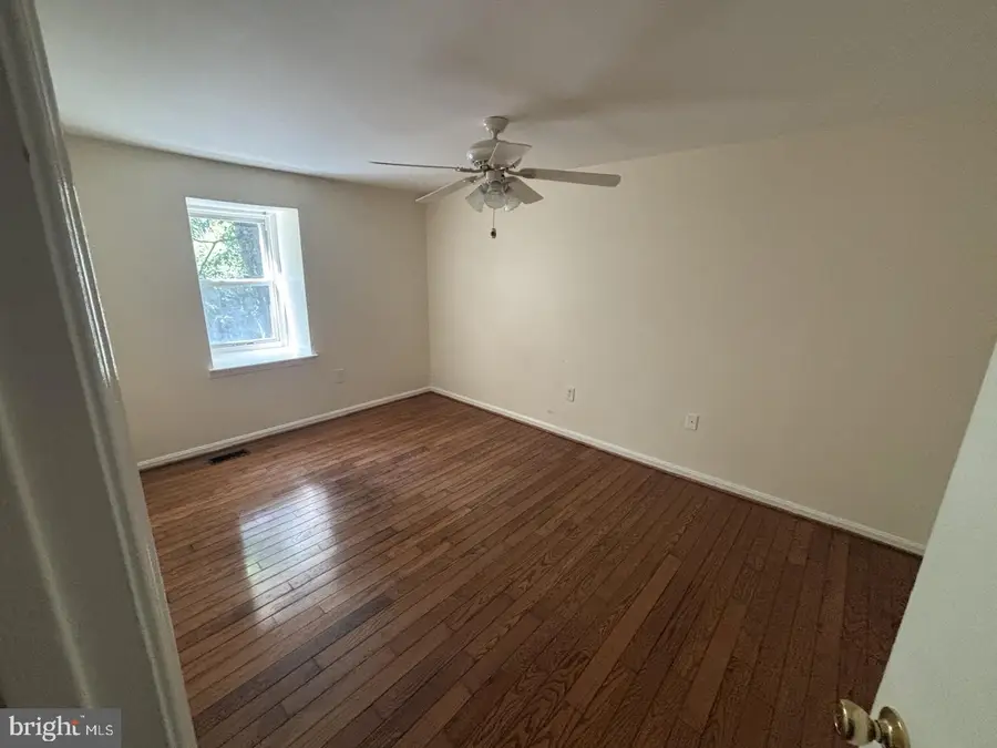 10025 Chestnut Wood Ln, Burke, VA 22015 - #3