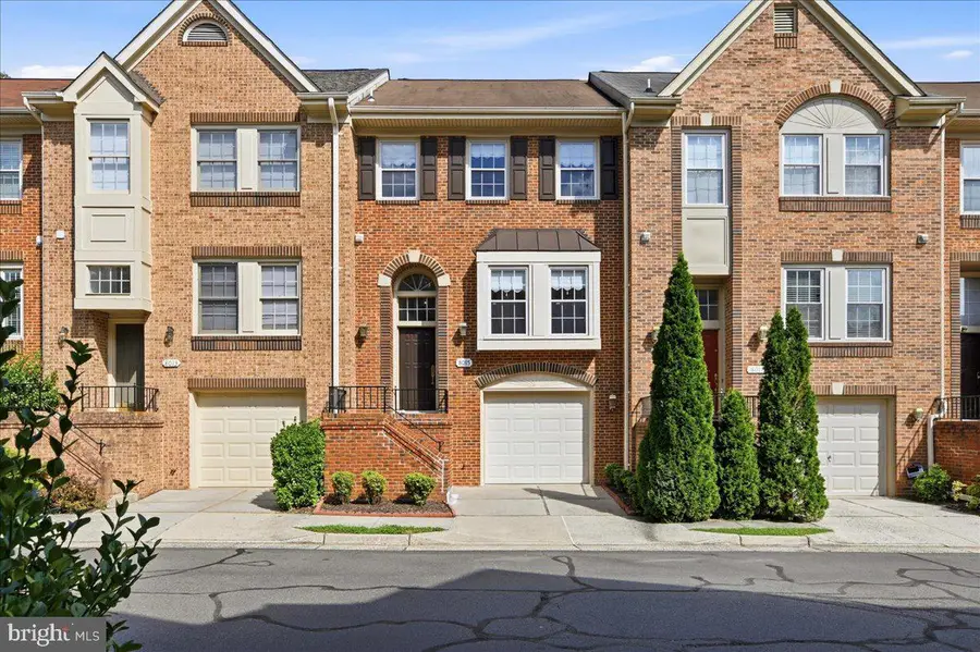 8015 Merry Oaks Ct, Vienna, VA 22182 - #2