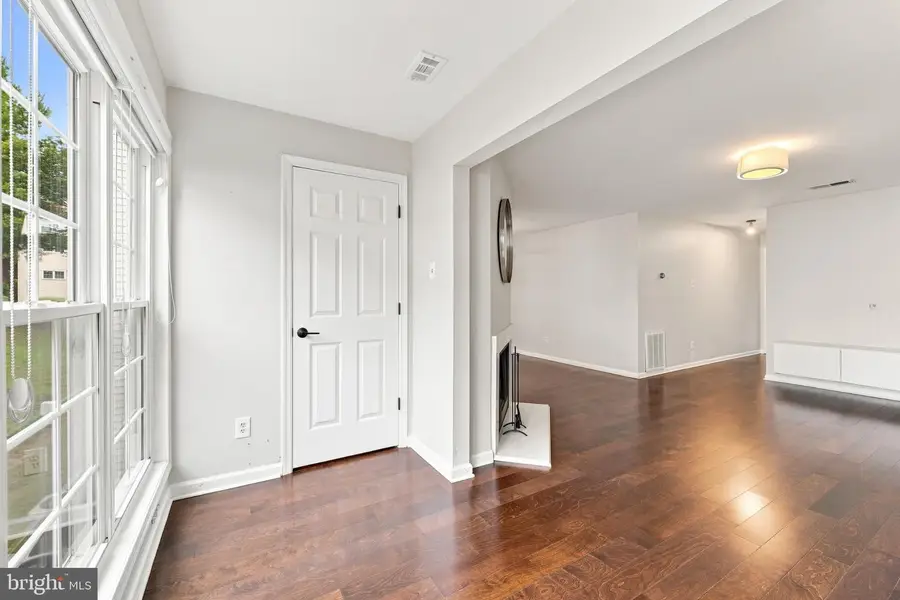 12114 Green Leaf Ct #202, Fairfax, VA 22033 - #3