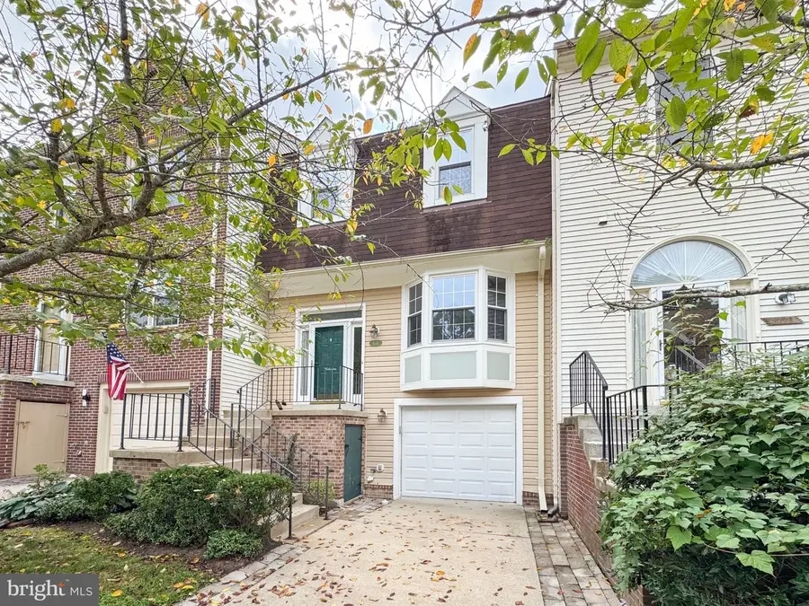 8111 Squirrel Run Rd, Springfield, VA 22152 - #2