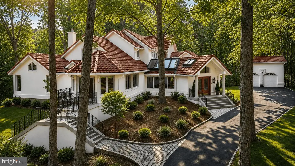 2094 Hunters Crest Way, Vienna, VA 22181 - #1