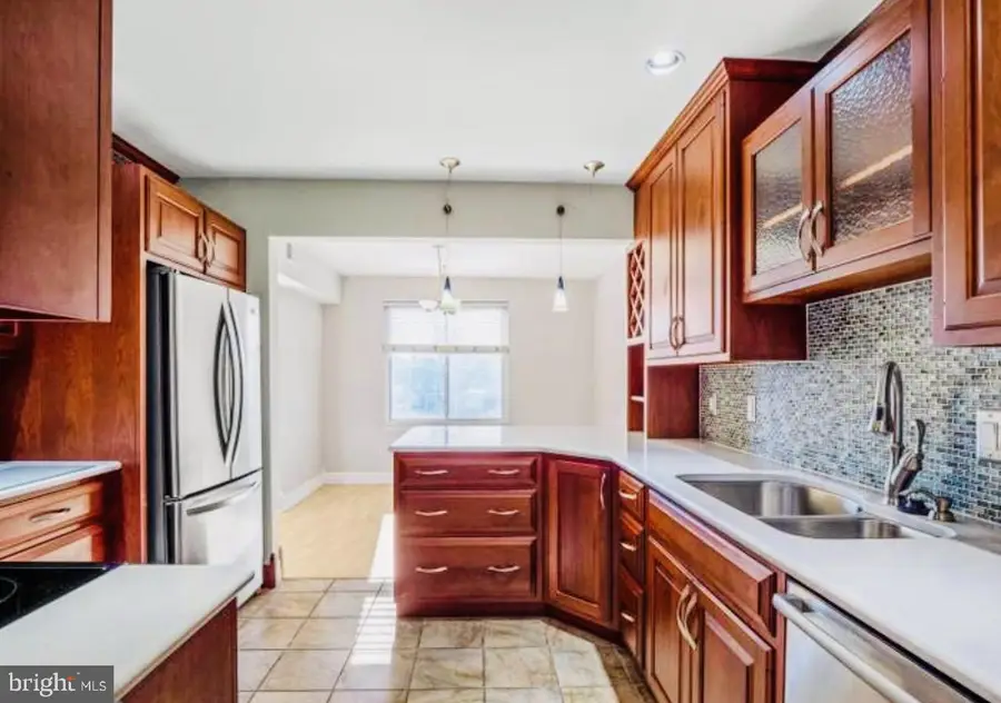 9718 Kingsbridge Dr #204, Fairfax, VA 22031 - #2