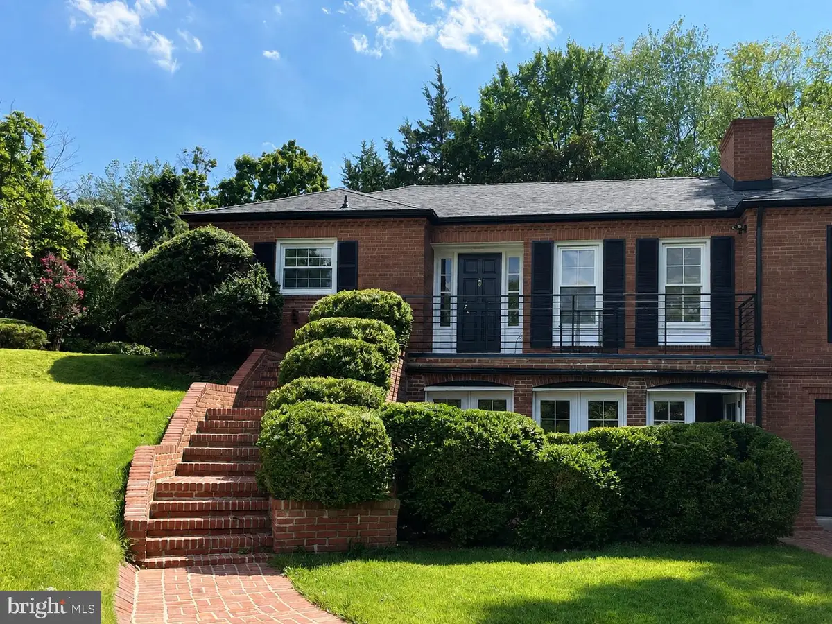 6301 Lakeview Dr, Falls Church, VA 22041 - #1