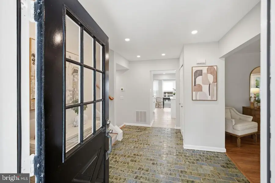 10027 Glenoak Ct, Vienna, VA 22181 - #2