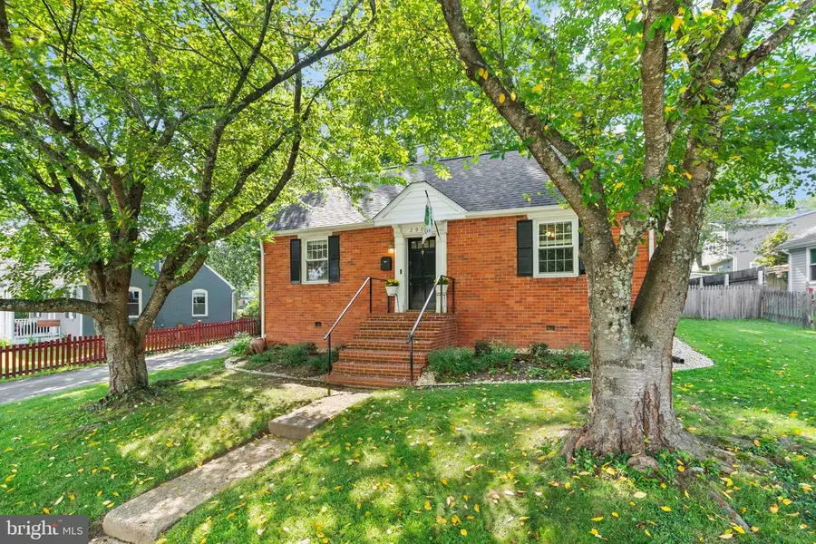 2902 Summerfield Rd, Falls Church, VA 22042 - #2