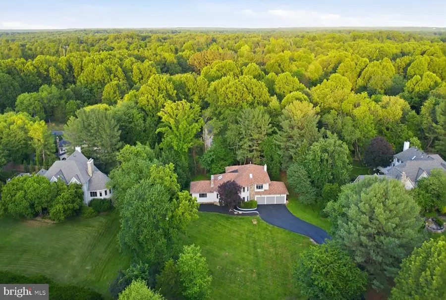 905 Falls Bridge Ln, Great Falls, VA 22066 - #3