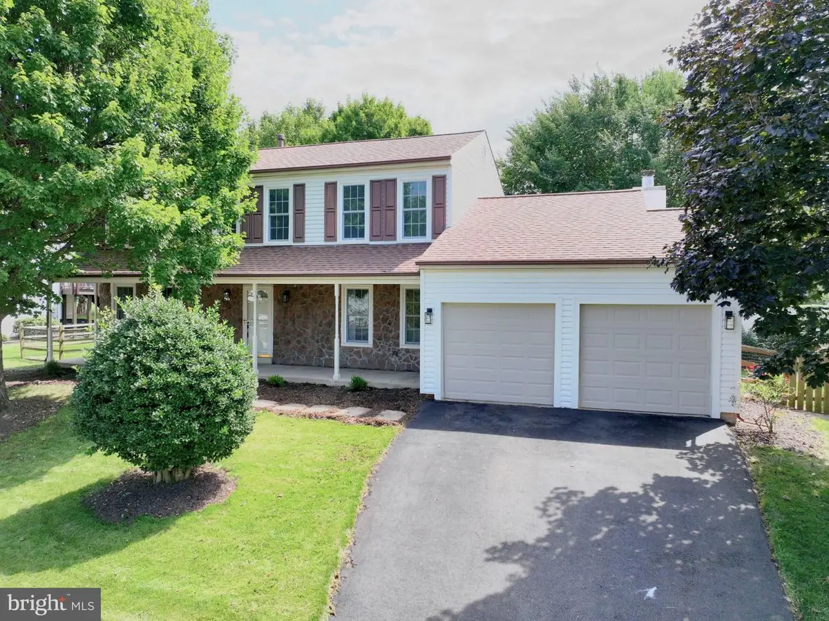 5221 Belle Plains Dr, Centreville, VA 20120 - #1