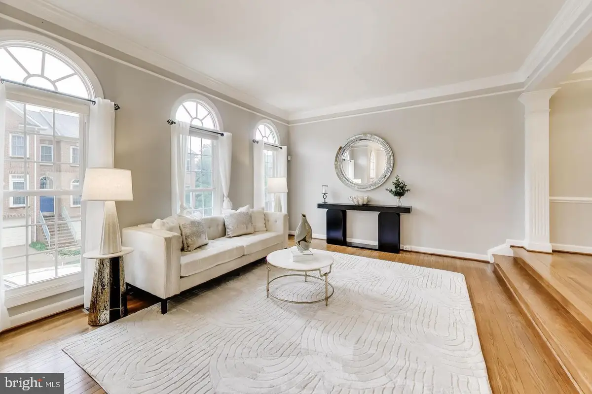 8026 Kidwell Town Ct, Vienna, VA 22182 - #1