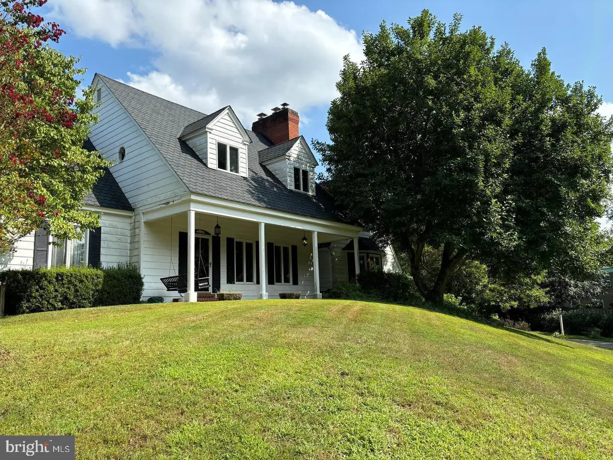 10024 Colvin Run Rd, Great Falls, VA 22066 - #1