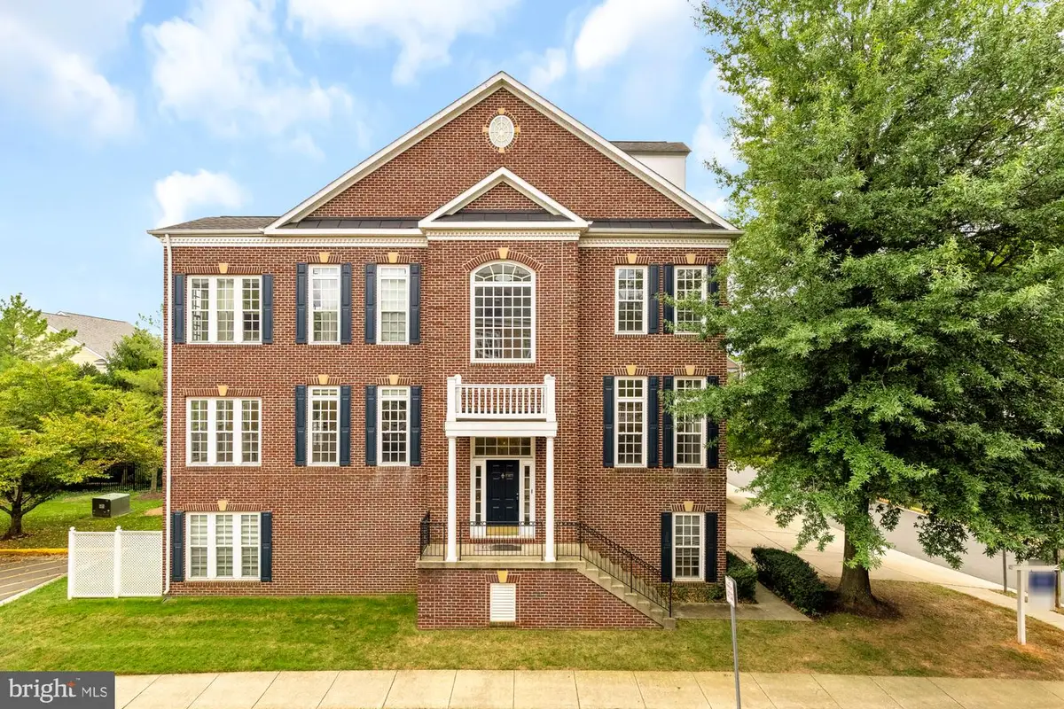 4349 Patriot Park Ct, Fairfax, VA 22030 - #1