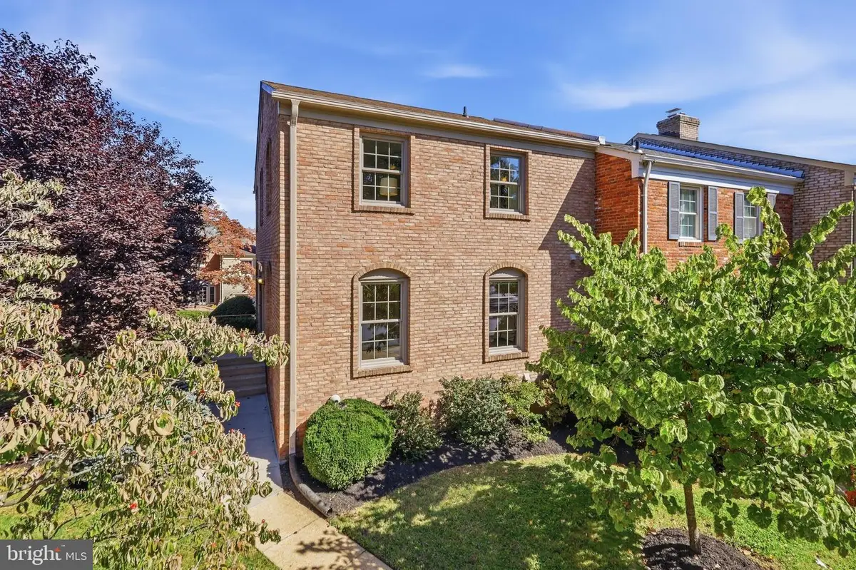 3171 Stonehurst Dr, Fairfax, VA 22031 - #1