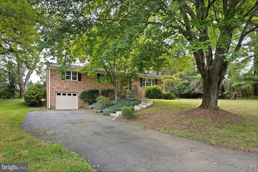 9908 Minburn St, Great Falls, VA 22066 - #2