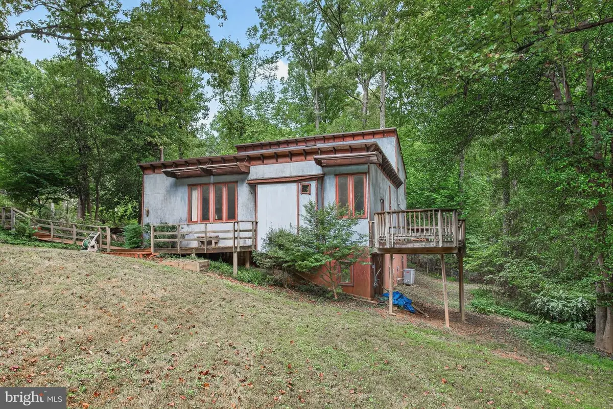 10708 Meadowood Dr, Vienna, VA 22181 - #1