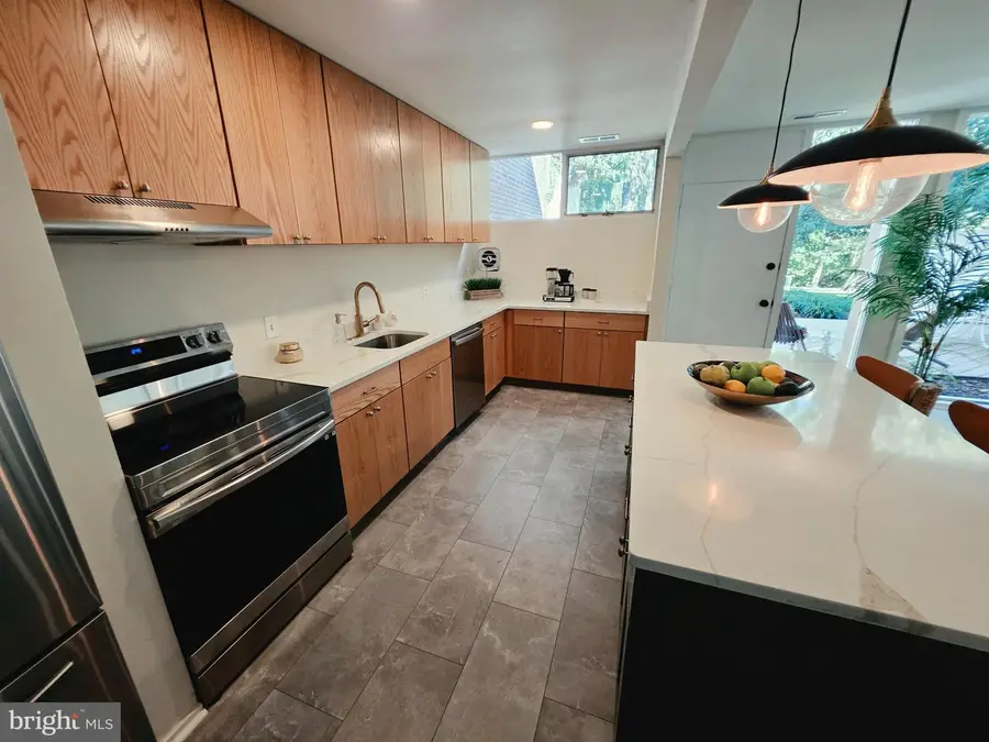 11545 Maple Ridge Rd, Reston, VA 20190 - #3