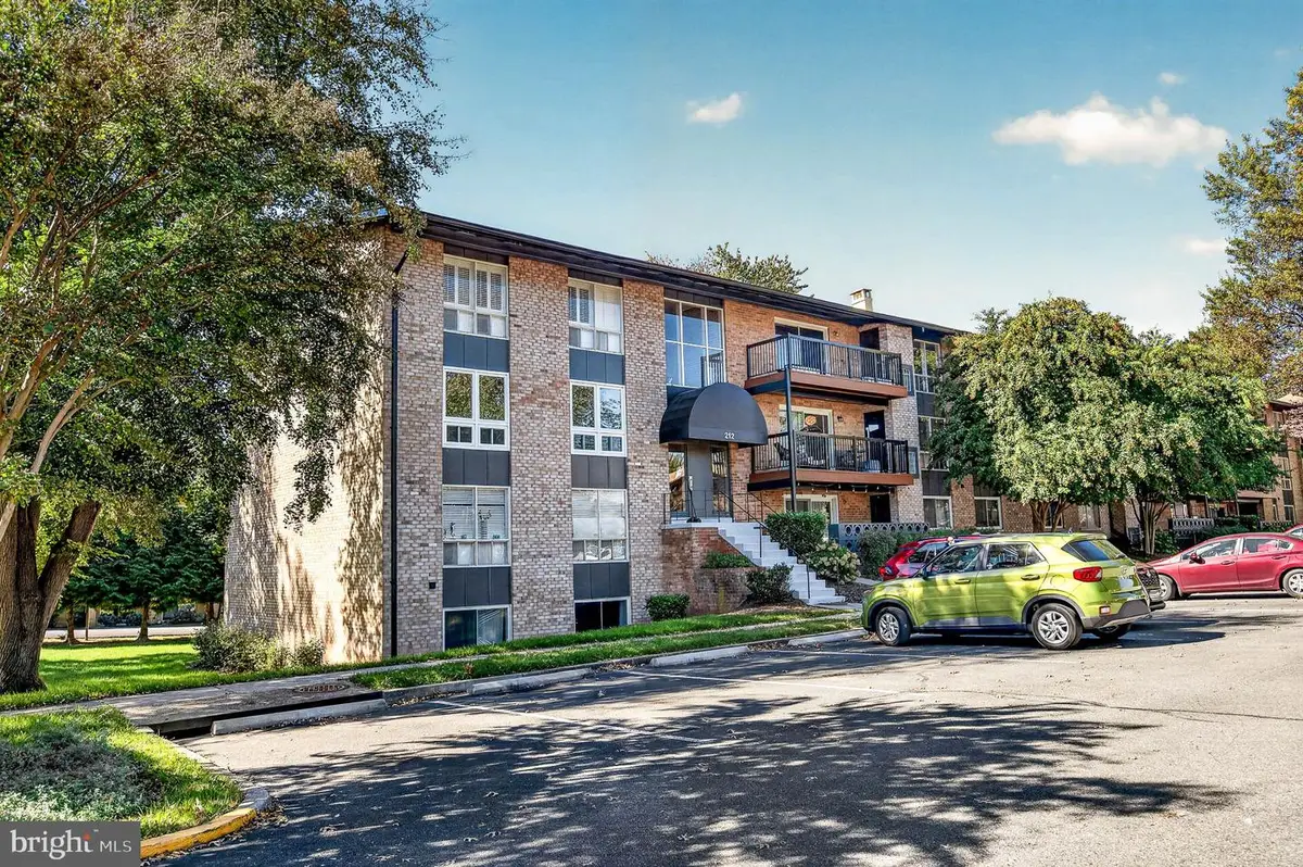 212 Locust St Se #108, Vienna, VA 22180 - #1