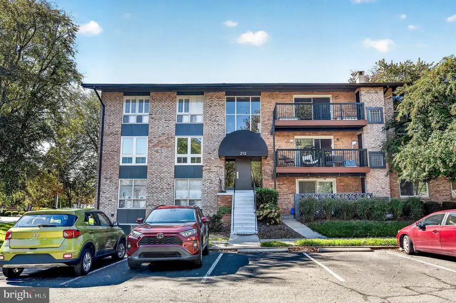 212 Locust St Se #108, Vienna, VA 22180 - #2