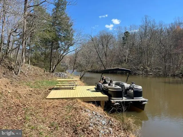 1242 N Lakeshore Dr, Louisa, VA 23093 - #1