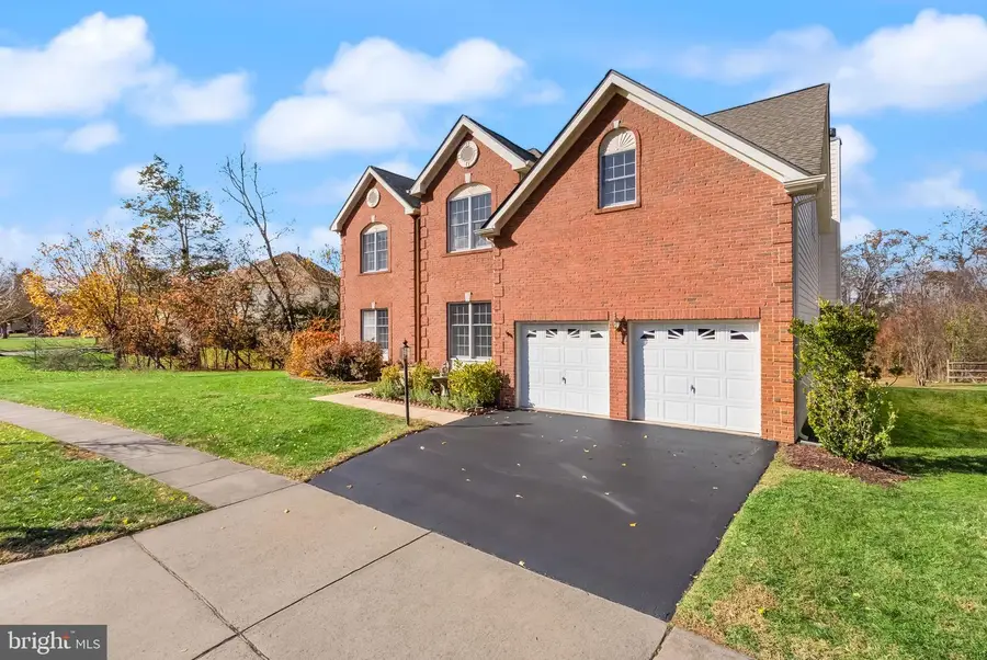 25416 Carrington Dr, Chantilly, VA 20152 - Image #2