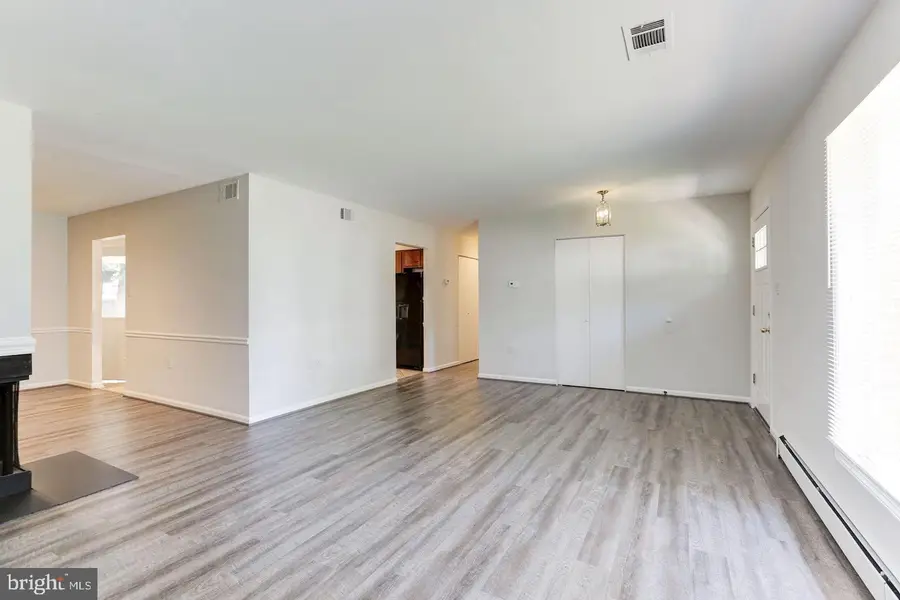 104 W Amhurst Pl, Sterling, VA 20164 - Image #2