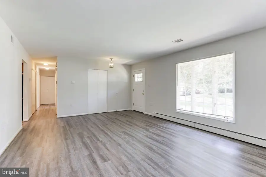 104 W Amhurst Pl, Sterling, VA 20164 - Image #3