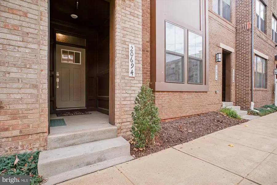 20694 Wood Quay Dr, Sterling, VA 20166 - Image #2